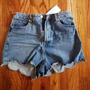 Scalloped hem jean shorts.
